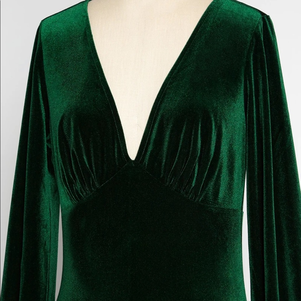Modcloth NWT Sz M green velvet long sleeve dress